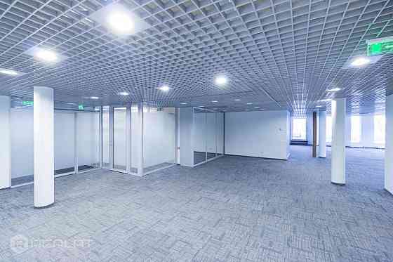 308.4 m2 atvērtā plānojuma birojs ar 3 atsevišķām darba telpām, virtuvi, 2 tualetes telpām un server Рига