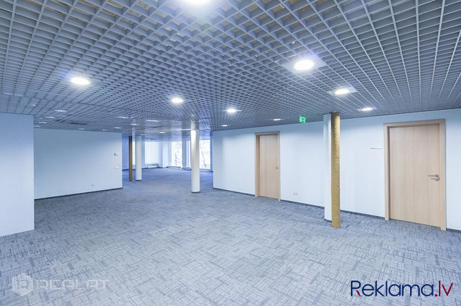 308.4 m2 atvērtā plānojuma birojs ar 3 atsevišķām darba telpām, virtuvi, 2 tualetes telpām un server Рига - изображение 9