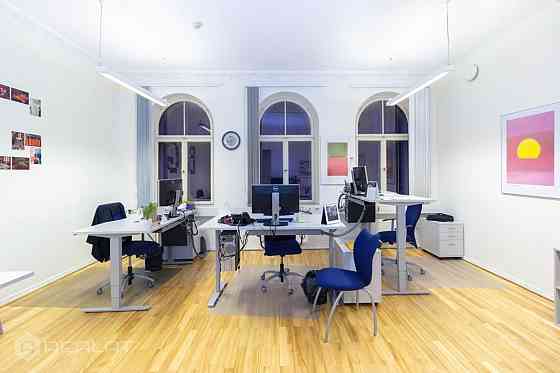 104.7 m2 birojs ēkas 2. stāvā ar skatu uz K.Barona ielu; 3 biroja telpas, virtuve, 2 tualetes, nolik Rīga
