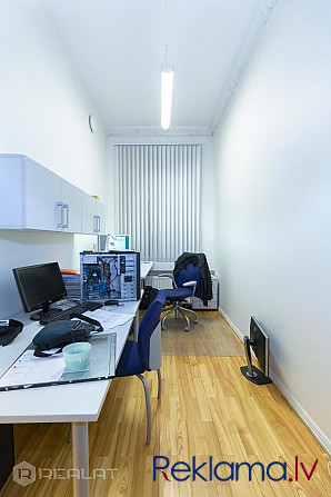 104.7 m2 birojs ēkas 2. stāvā ar skatu uz K.Barona ielu; 3 biroja telpas, virtuve, 2 tualetes, Rīga - foto 3