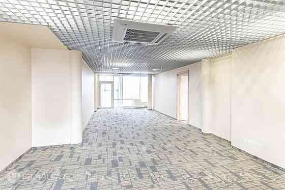 335 m2 atvērtā plānojuma birojs ar 3 atsevišķām darba telpām, virtuvi, 2 tualetes telpām un servera  Rīga