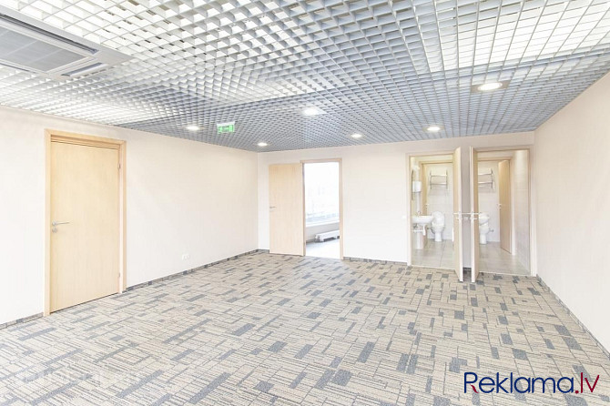 335 m2 atvērtā plānojuma birojs ar 3 atsevišķām darba telpām, virtuvi, 2 tualetes telpām un servera  Рига - изображение 7