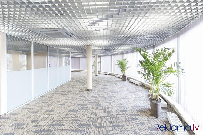 335 m2 atvērtā plānojuma birojs ar 3 atsevišķām darba telpām, virtuvi, 2 tualetes telpām un servera  Рига - изображение 2