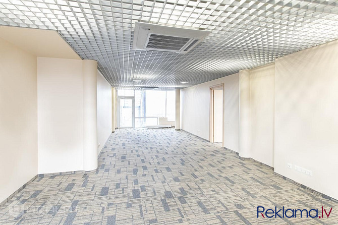 335 m2 atvērtā plānojuma birojs ar 3 atsevišķām darba telpām, virtuvi, 2 tualetes telpām un servera  Рига - изображение 6
