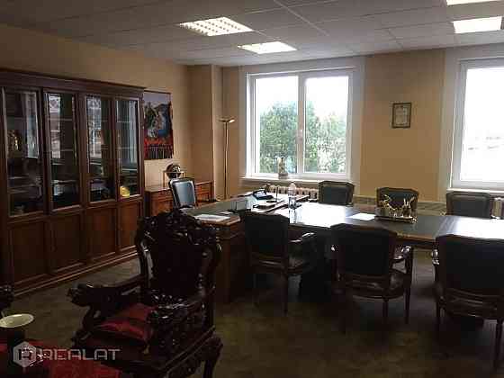 Iznomā biroja telpas Imantā , Kurzemes prospektā 200 m2. platībā. Birojs ir sadalīts 6. kabinetos ar Рига