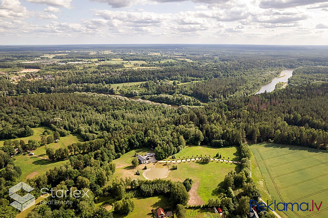 Privātmāja ar skaistu, iekoptu, ainavisku teritoriju. Piedāvājumā uz pirkšanu plaša Rīgas rajons - foto 1