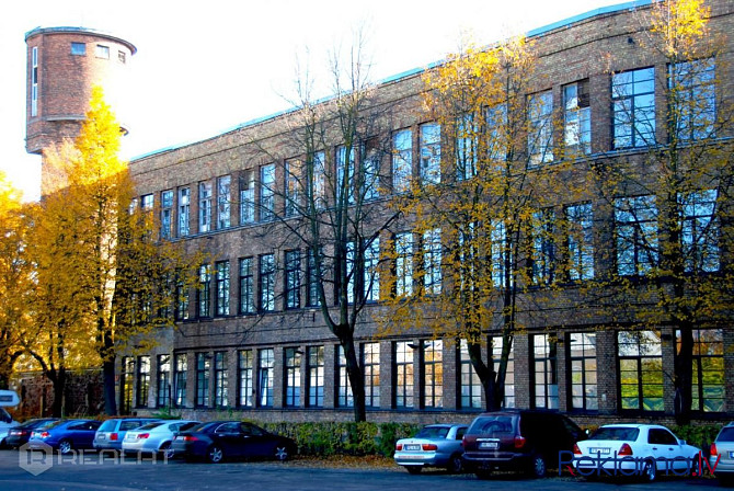Iznomā plašas , gaišas biroja telpas ar lieliem logiem , biroju ēkas 3.stāvā   + Kopējā Rīga - foto 1