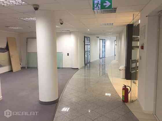 Iznomā biroja telpas B+ kategorijas Astras Biznesa Centrā 200 m2. platībā. Biroja telpas var pilnībā Rīga
