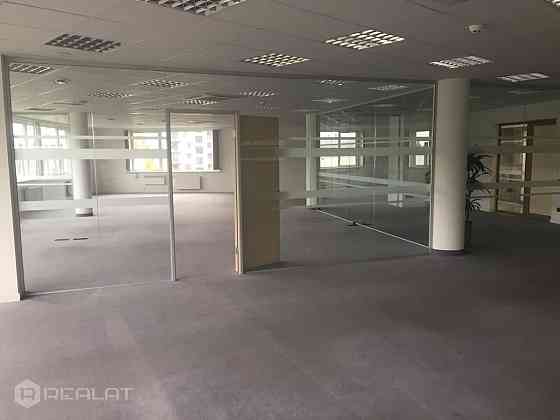 Iznomā biroja telpas B+ kategorijas Astras Biznesa Centrā 200 m2. platībā. Biroja telpas var pilnībā Рига