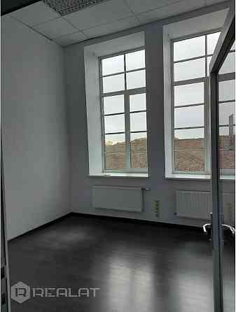 Iznomā gaišas biroja telpas ar plašiem logiem 2.stāvā ar iebūvētu virtuvi , kopējā platība 132 m2. Č Рига