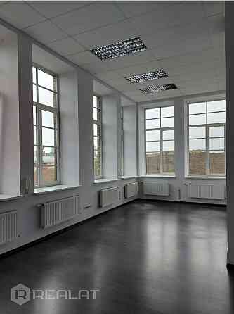 Iznomā gaišas biroja telpas ar plašiem logiem 2.stāvā ar iebūvētu virtuvi , kopējā platība 132 m2. Č Rīga