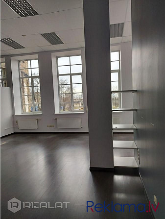 Iznomā gaišas biroja telpas ar plašiem logiem 2.stāvā ar iebūvētu virtuvi , kopējā platība 132 m2. Č Рига - изображение 5