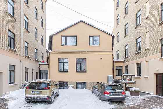 Продается очень красивый трехуровневый дом в Гризинькалнсском районе!Этот Rīga