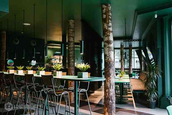 Plašās, nesen renovētas telpas kafejnīcai var restorānam. Telpu īpašais interjera dizains veidots sa Рига