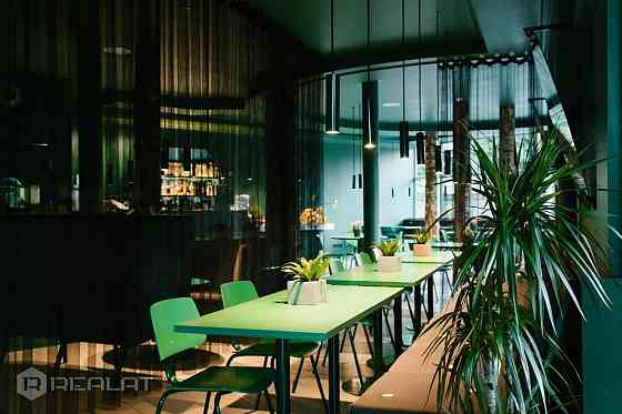 Plašās, nesen renovētas telpas kafejnīcai var restorānam. Telpu īpašais interjera dizains veidots sa Rīga