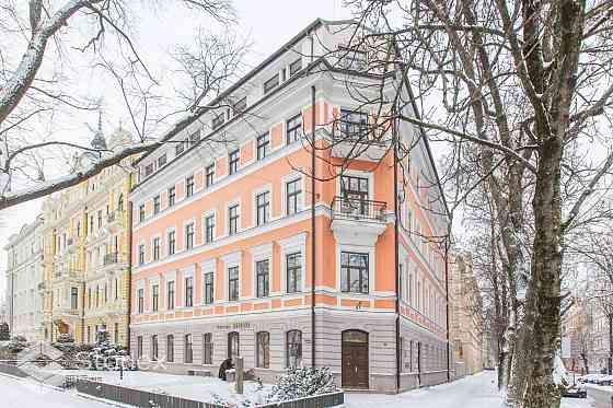 Красивая трехкомнатная квартира в реновированном довоенном доме в Rīga