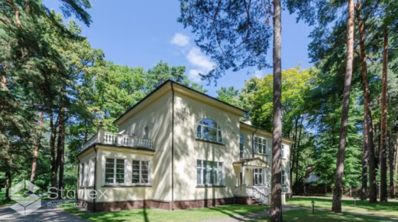 Этот роскошный двухэтажный частный дом, расположенный в самом зеленом районе Рига