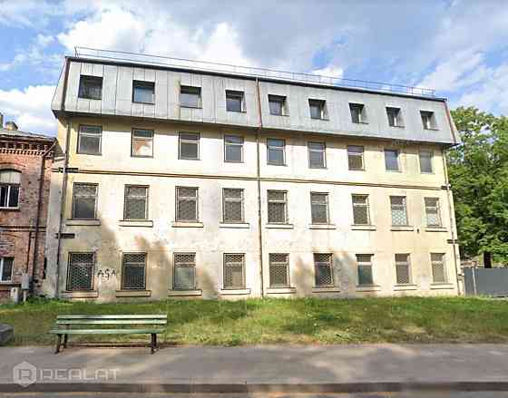 Pārdod komercīpašumu ar iespēju pārbūvēt par biroja ēku vai daudzīvokļu namu. Liela pieguļošā terito Rīga