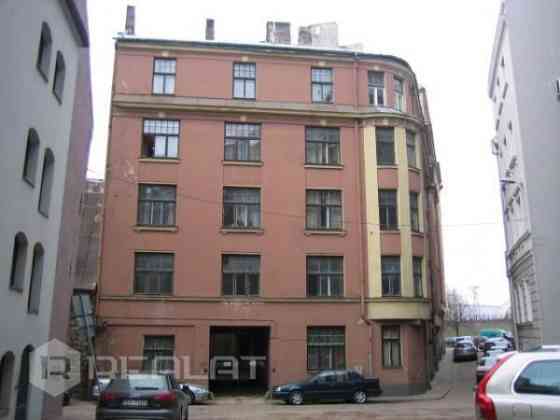 Pārdod 1879.gadā uzceltu namīpašumu Pasta ielā, Vecrīgā ar skatu uz Daugavu  ar kopējo platību 2927, Rīga