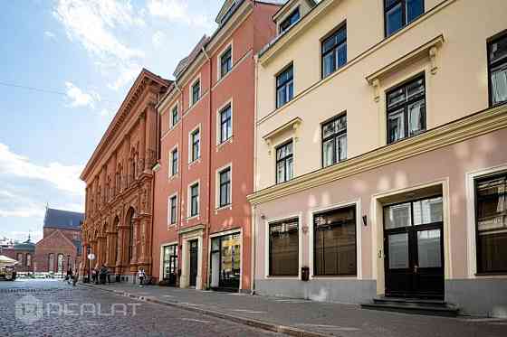 Pārdod iznomātu namīpašumu ar pastāvīgu naudas plūsmu. Kopējā platība - 987 m2 Lietderīgā platība -  Rīga