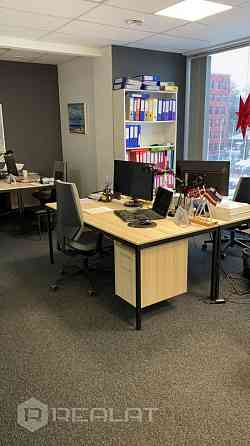 2 kabineti + pārrunu telpa + virtuve; 8 darba vietas;  Skanstes City ir jauna, multimodāla darījumu  Рига