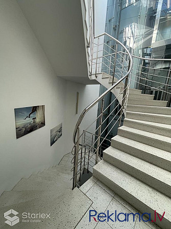 Nomai tiek piedāvātas 392 m2 plašas biroja telpas ar skatu uz Daugavu. Birojs atrodas ēkas 3. stāvā. Рига - изображение 9