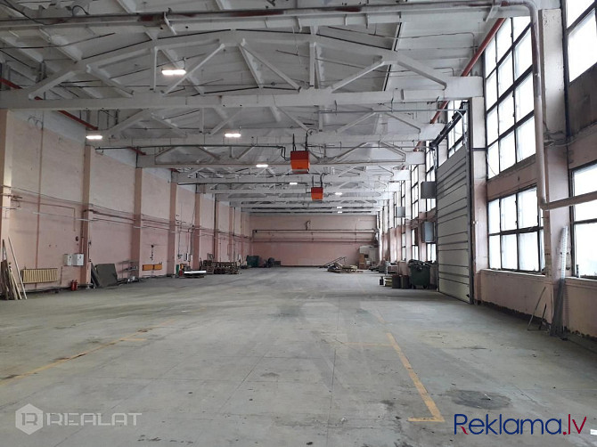 Iznomā ražošanas - noliktavas telpas 985 m2 platībā. Telpas atrodas stratēģiski izdevīgā Rīga - foto 2