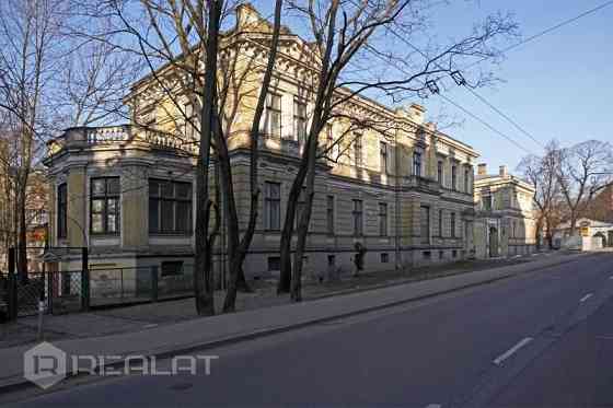 Jūsu uzmanībai tiek piedāvāta vēsturiska savrupmāja Rīgas centrā, zemes iecirknīs ir 3591 m2 un sast Рига