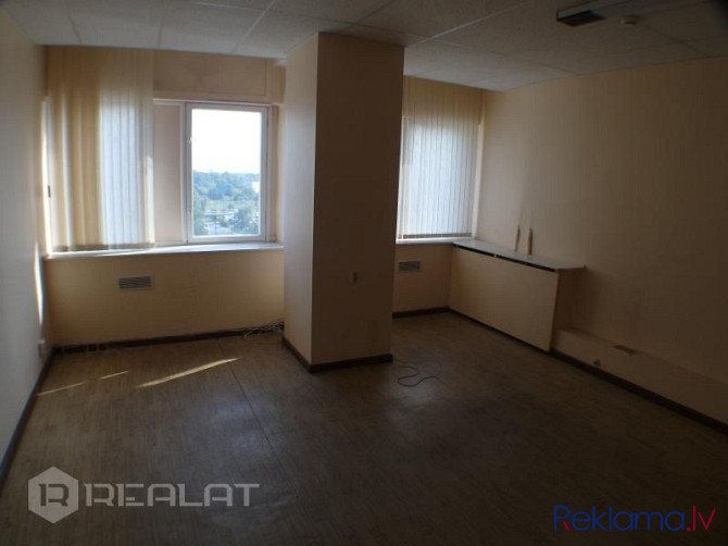 Tiek iznomāts gaišs kabinets, kuram iespēja pievienot blakus esošo kabinetu +30m2 iegūstot Rīga - foto 2