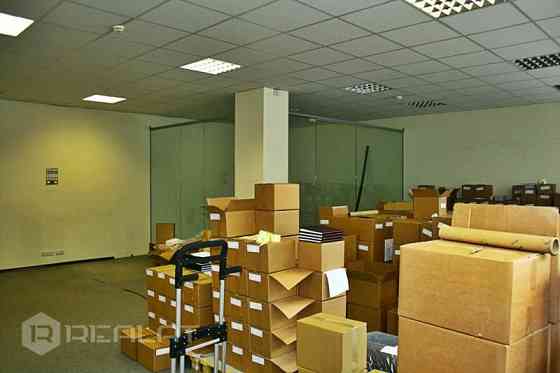 Rīgā, Zemitāna ielā 2d, tiek iznomatas biroja telpas 56 m2 platībā. Pagalma māja, vieta automašīnai, Рига