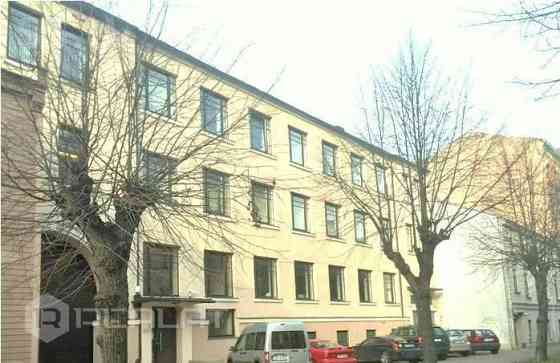 Pārdod īpašumu Rīgā. Platība: ēkas 1370 м2. , zemes gabals 1167 м2.  Stāvi: 4, ieskaitot puspagraba  Рига