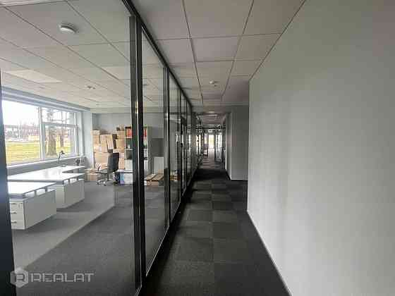 Iznomā biroja telpas 483 m2. platībā +  Renovēta ēka  + Telpas atrodas divstāvu ēkas 1. stāvā (aizņe Rīga