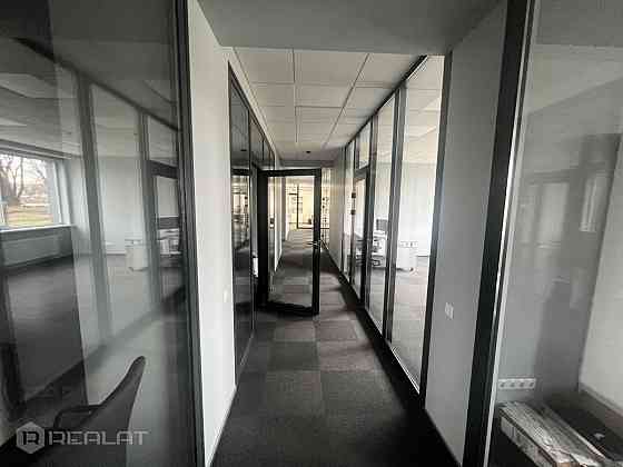 Iznomā biroja telpas 483 m2. platībā +  Renovēta ēka  + Telpas atrodas divstāvu ēkas 1. stāvā (aizņe Рига