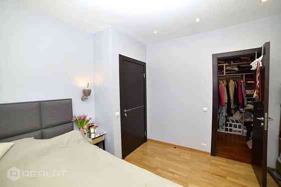 Pārdošanā  četru istabu dzīvoklis pārdaugavā , kurš  piedāvā mierpilnu atmosfēru, divas privātas ter Rīga