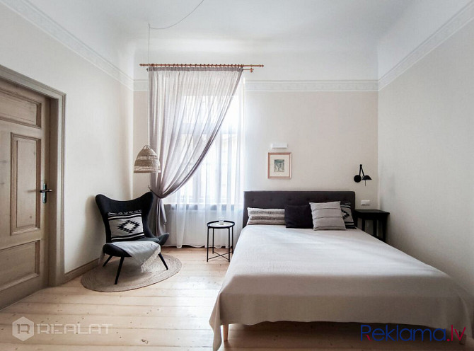Mājīgs, saulains dzīvoklis ar patīkamu skandināvu interjeru. Siltā smilškrāsas nokrāsa rotā klasiskā Рига - изображение 8