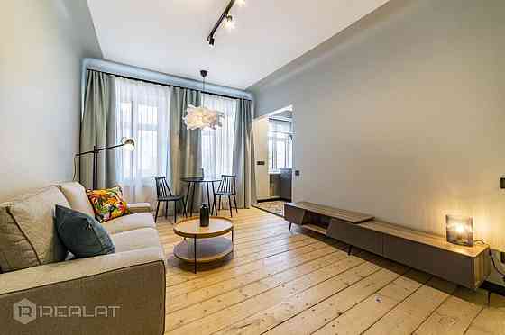 Pārdošanā ir stilīgs un moderns dzīvoklis renovētā ēkā ar atjaunotām komunikācijām Rīgas centrā. Aug Рига
