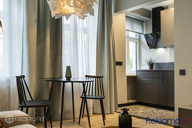 Pārdošanā ir stilīgs un moderns dzīvoklis renovētā ēkā ar atjaunotām komunikācijām Rīgas centrā. Aug Рига - изображение 3