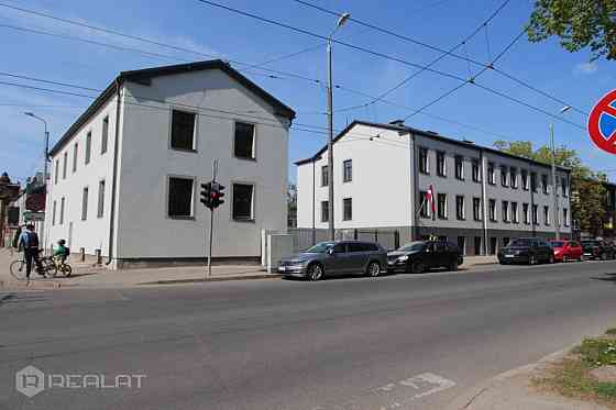 Dzīvoklis atrodas ēkas pirmajā stāvā, ar atsevišķu ieeju no ielas. Dzīvoklis tiek piedāvāts ar pilnu Rīga