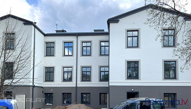 Dzīvoklis atrodas ēkas pirmajā stāvā, ar atsevišķu ieeju no ielas. Dzīvoklis tiek Rīga - foto 7