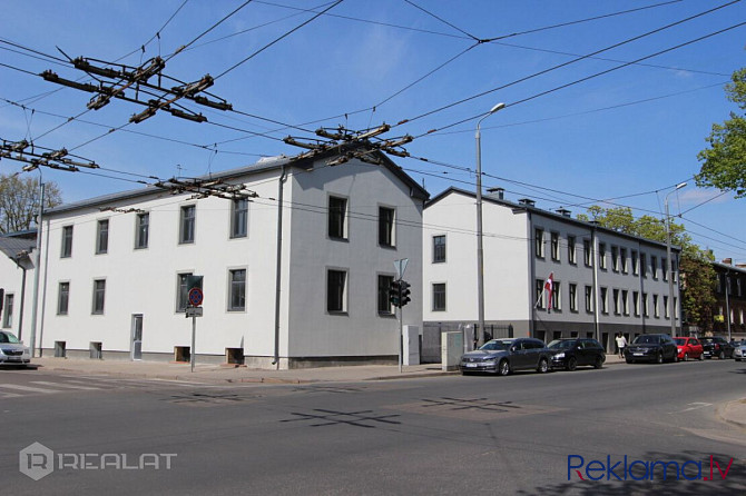 Dzīvoklis atrodas ēkas pirmajā stāvā, ar atsevišķu ieeju no ielas. Dzīvoklis tiek Rīga - foto 8