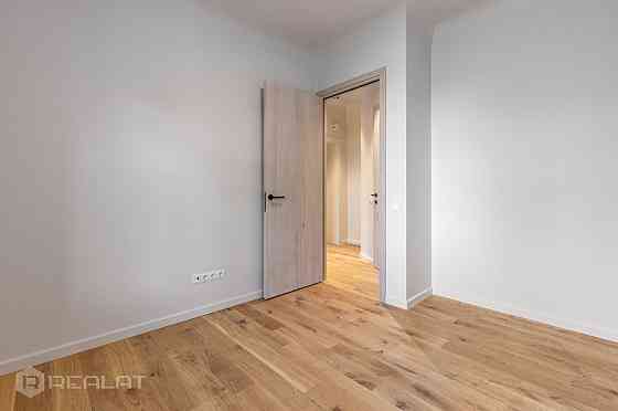 Pārdod moderni izremontētu 2- istabu dzīvokli ar kopējo platību 31 kv. m ar iebūvētu virtuvi. Ērts k Rīga