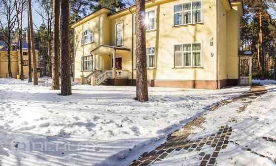 Tiek izīrēts satriecošs moderns dzīvoklis  Izbaudiet greznu dzīvošanu šajā plašajā, skaisti iekārtot Rīga