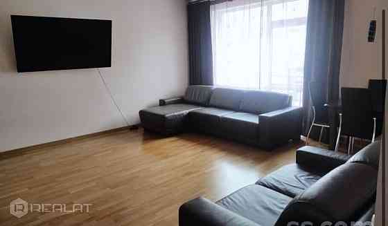 Laipni lūdzam jūsu jaunajā mājoklī - satriecošā modernā 2-istabu dzīvoklī, kas ideāli piemērots tiem Rīga