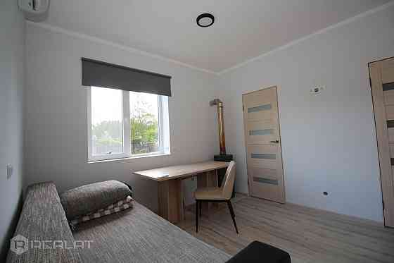 Laipni lūdzam jūsu jaunajā mājoklī - satriecošā modernā 2-istabu dzīvoklī, kas ideāli piemērots tiem Рига