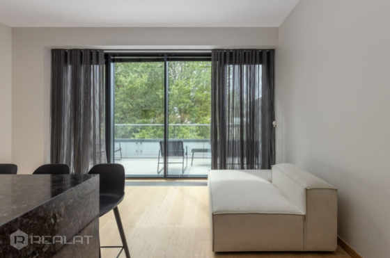 Pardošanā tiek piedāvāts jauns 2-istabu penthouse dzīvoklis ar terasi projektā Hoffmann Rezidence. Ē Rīga