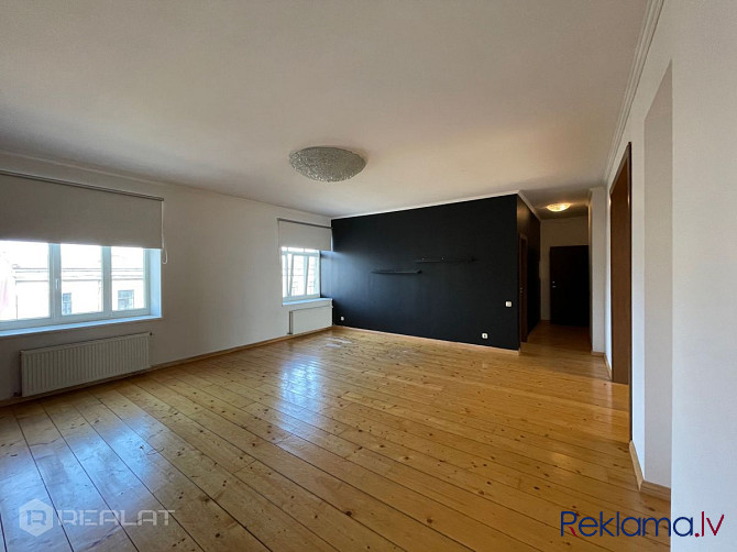 Dzīvoklis atrodas pirmskara mājā ar jaunu liftu, izremontētu, tīru kāpņu telpu, durvis ar Rīga - foto 4