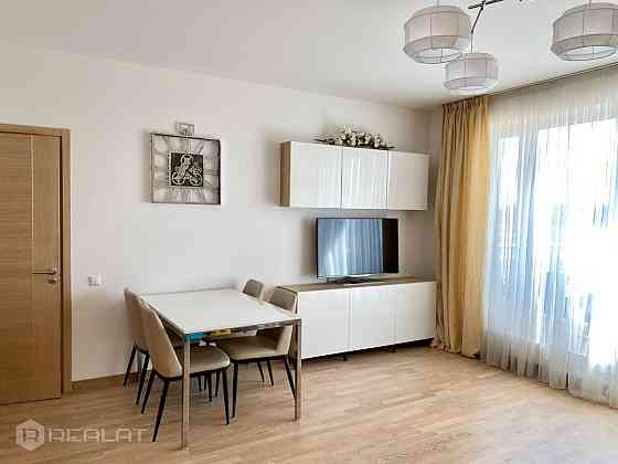 Piedāvājumā 2 istabu dzīvoklis jaunājā projektā Skanstes Mājas. Dzīvoklis atrodas 2. stāvā, logi vēr Rīga