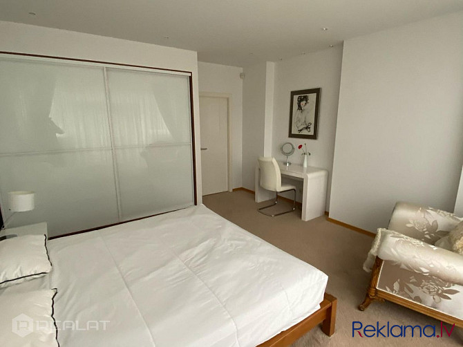 Piedāvājam pārdošanai pilnībā mēbelētu plašu trīs līmeņu dzīvokli Jūrmalā, Mellužu Jūrmala - foto 3