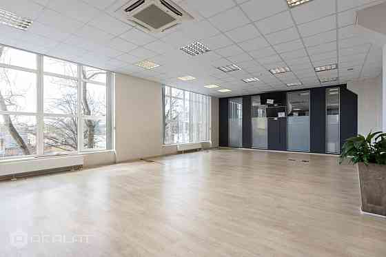 Iznomā biroja telpas ar kopējo platību 774.3 m2.(pastāv iespēja nomāt mazākas platības). nomas maksa Рига