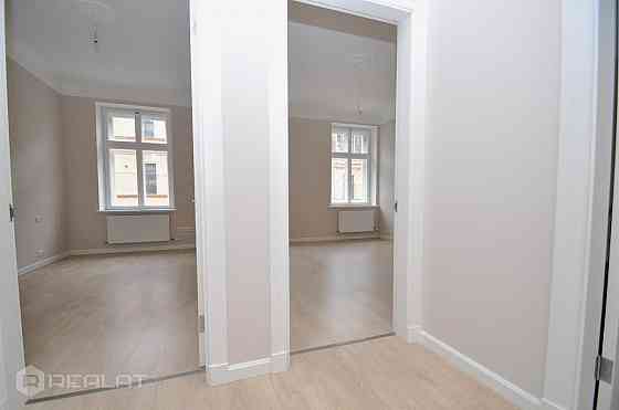 Klusajā Rīgas centrā piedāvājam iegādāties  laba plānojuma 3 istabu dzīvokli kvalitatīvā renovētā pi Рига